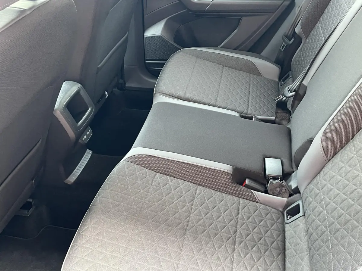 1.0 TSI 110pk DSG Style Navigatie Apple Carplay / Android Auto Camera Parkeer sensoren Dab Winterpakket Digitale Cockpit