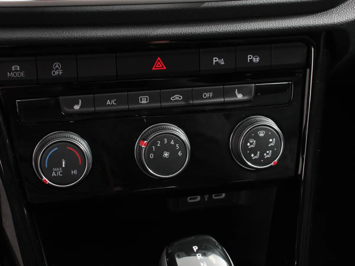 1.5 TSI 150pk DSG R-Line Navigatie Apple Carplay/Android Auto Parkeersensoren Camera Adaptive Cruise Control Dab Digitale Cockpit
