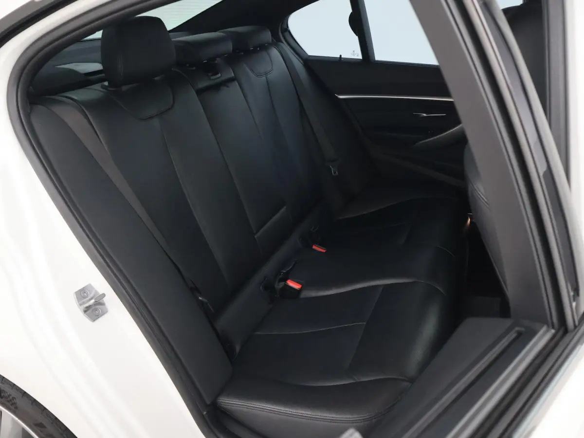 320i 184 PK M-SPORT AUT. HIGH EXECUTIVE+ SCHUIFDAK | HEAD-UP | STOELVERW. | LED | DAB | LEDER