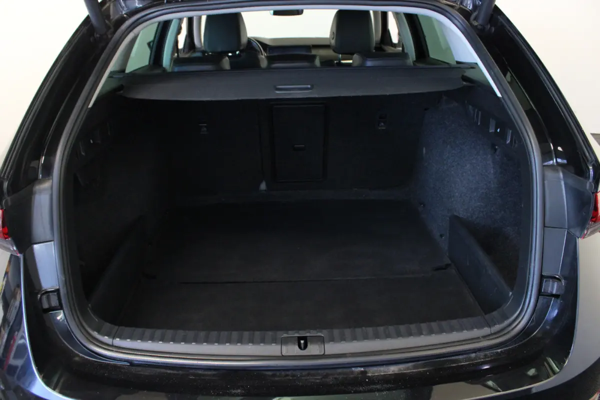 1.0 TSI Business Edition Plus |Navi|Trekhaak|Stoelverw.|