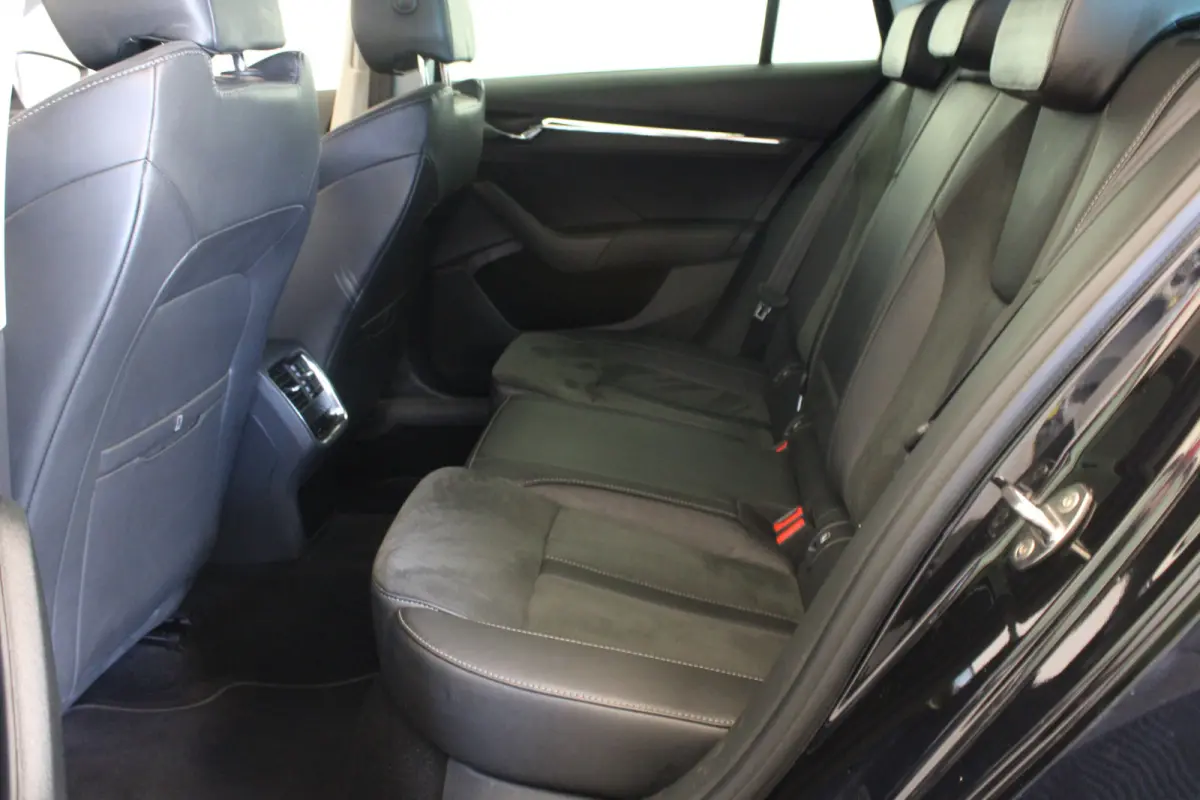 1.0 TSI Business Edition Plus |Navi|Trekhaak|Stoelverw.|