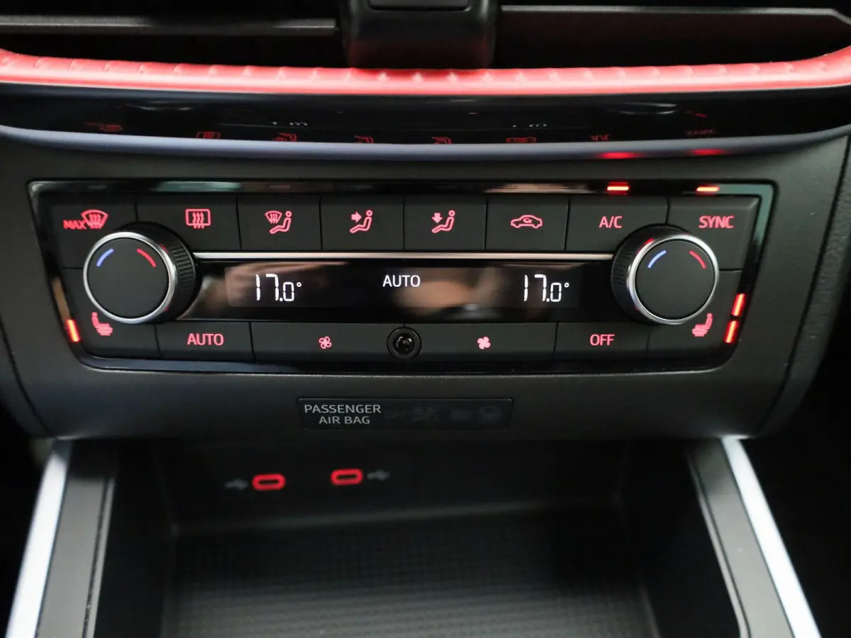 1.0 TSI FR Business Intense | ACHTERUITRIJCAMERA | STOELVERWARMING | APPLE CARPLAY - ANDROID AUTO | CLIMATE CONTROL | TREKHAAK |