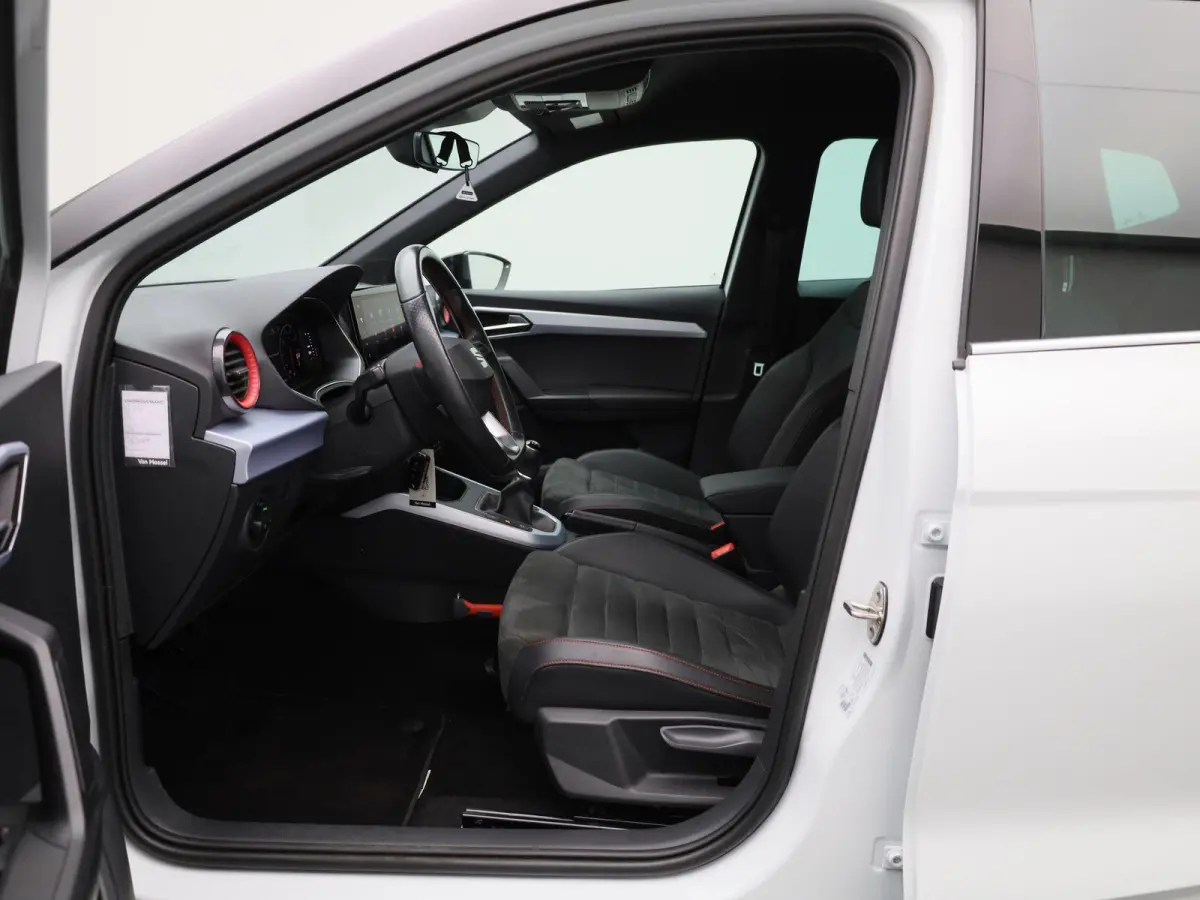 1.0 TSI FR Business Intense | ACHTERUITRIJCAMERA | STOELVERWARMING | APPLE CARPLAY - ANDROID AUTO | CLIMATE CONTROL | TREKHAAK |