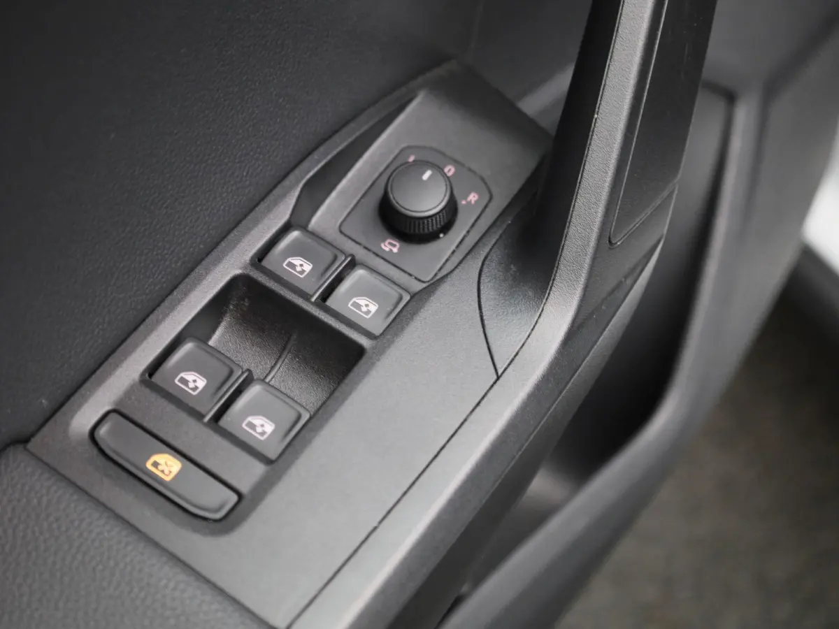 1.0 TSI FR Business Intense | ACHTERUITRIJCAMERA | STOELVERWARMING | APPLE CARPLAY - ANDROID AUTO | CLIMATE CONTROL | TREKHAAK |