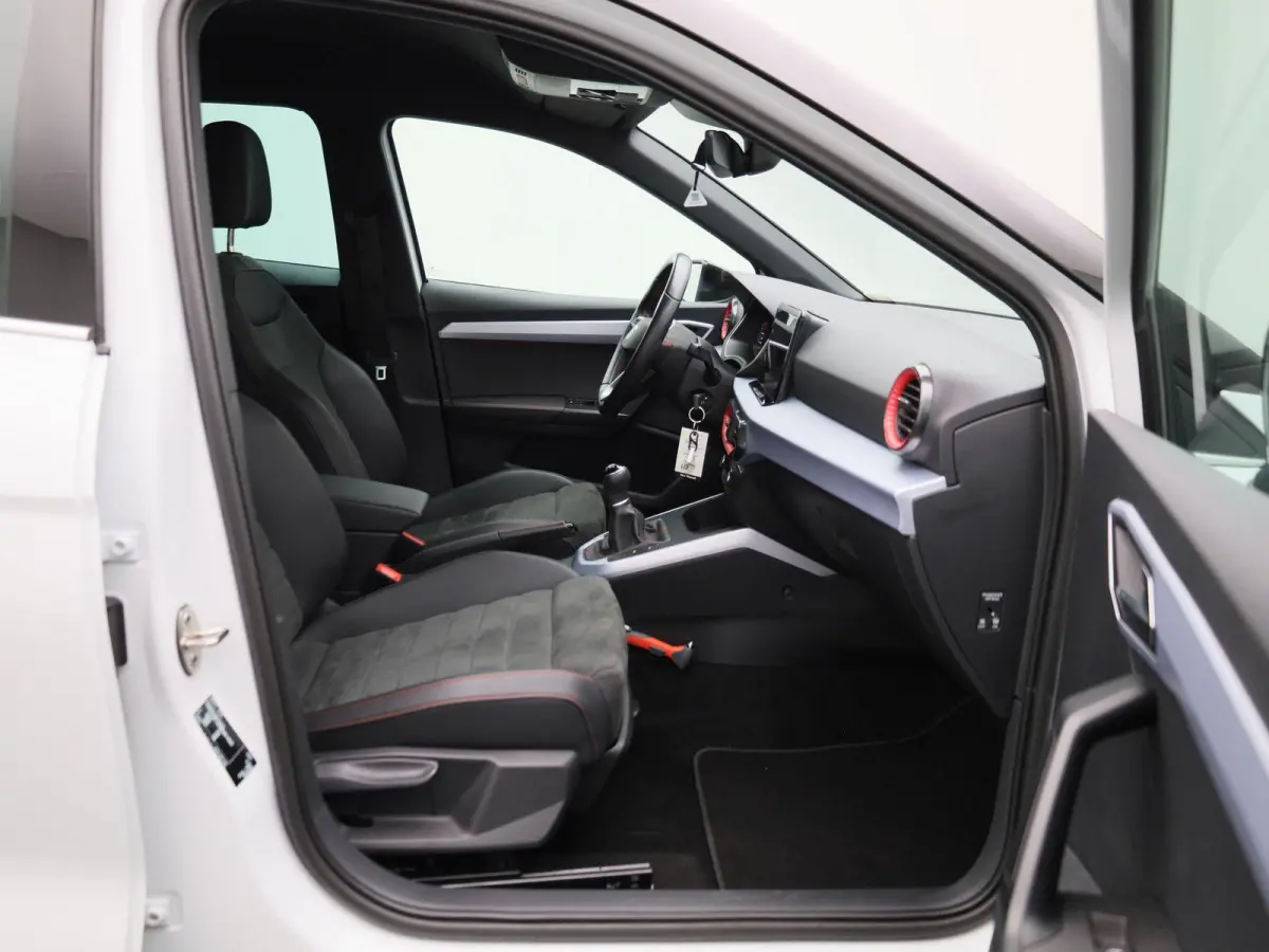 1.0 TSI FR Business Intense | ACHTERUITRIJCAMERA | STOELVERWARMING | APPLE CARPLAY - ANDROID AUTO | CLIMATE CONTROL | TREKHAAK |