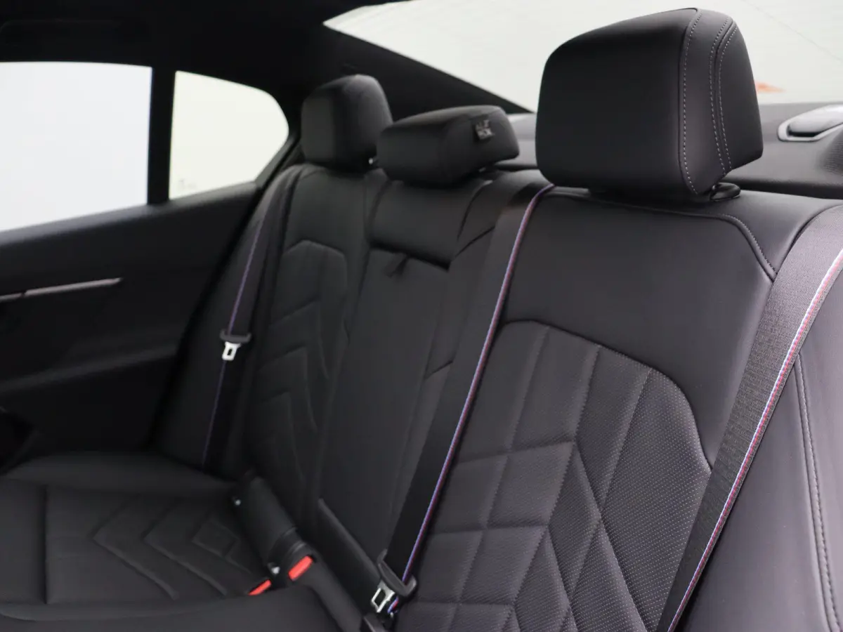 eDrive40 M Sport Edition | Innovation Pack | Travel Pack | Comfort Pack | Trekhaak | Panoramadak | Comfortstoelen + Stoelventilatie | Driving Assistant Plus | Bowers & Wilkins | 21'' Perform