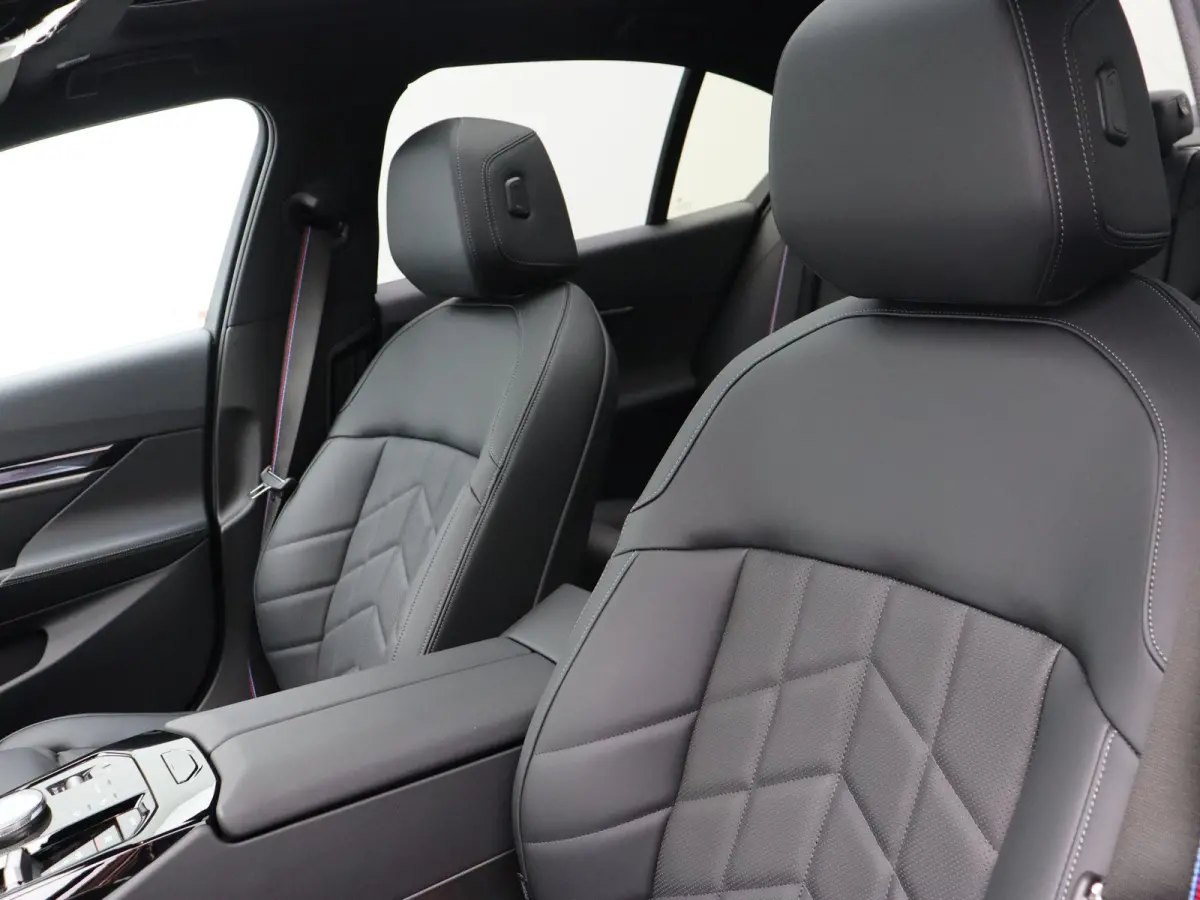 eDrive40 M Sport Edition | Innovation Pack | Travel Pack | Comfort Pack | Trekhaak | Panoramadak | Comfortstoelen + Stoelventilatie | Driving Assistant Plus | Bowers & Wilkins | 21'' Perform