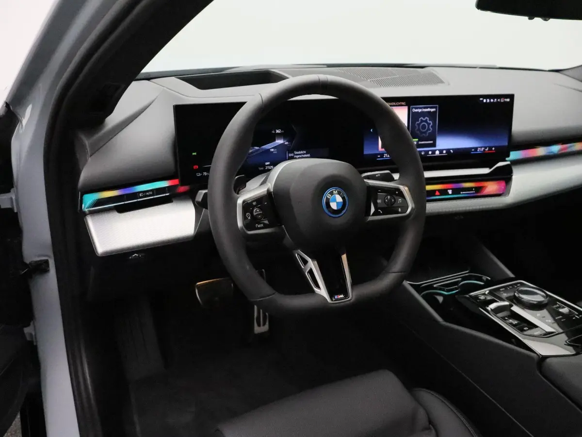 eDrive40 M Sport Edition | Innovation Pack | Travel Pack | Comfort Pack | Trekhaak | Panoramadak | Comfortstoelen + Stoelventilatie | Driving Assistant Plus | Bowers & Wilkins | 21'' Perform