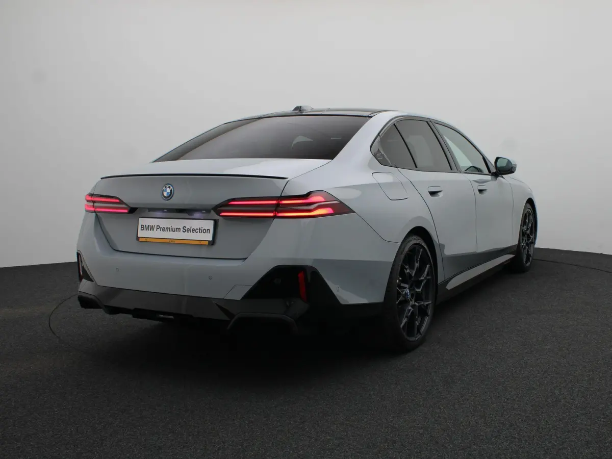 eDrive40 M Sport Edition | Innovation Pack | Travel Pack | Comfort Pack | Trekhaak | Panoramadak | Comfortstoelen + Stoelventilatie | Driving Assistant Plus | Bowers & Wilkins | 21'' Perform