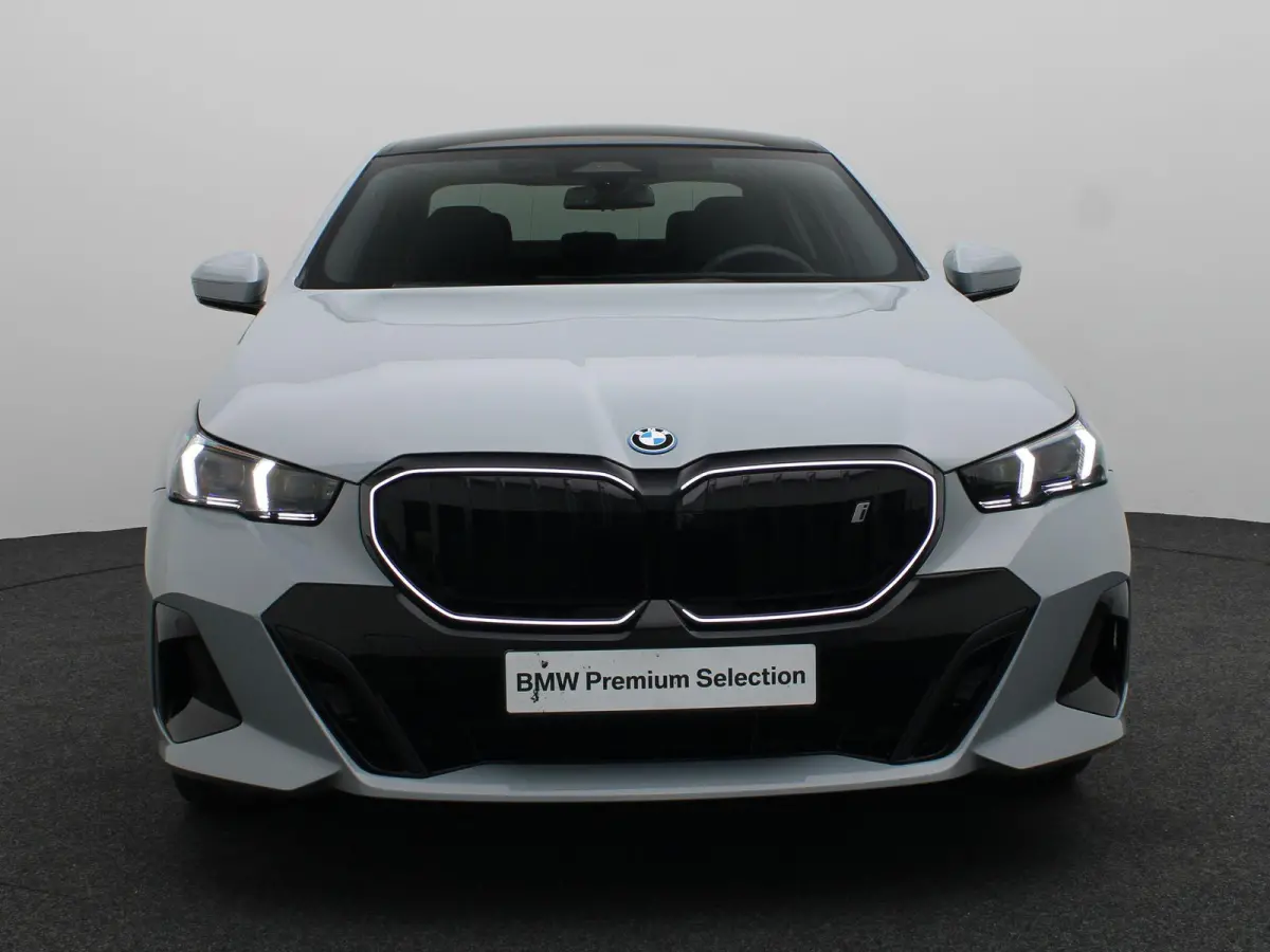 eDrive40 M Sport Edition | Innovation Pack | Travel Pack | Comfort Pack | Trekhaak | Panoramadak | Comfortstoelen + Stoelventilatie | Driving Assistant Plus | Bowers & Wilkins | 21'' Perform