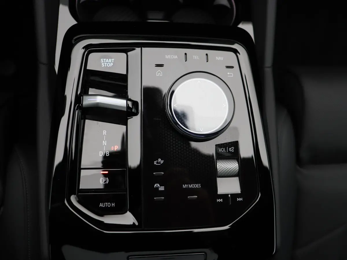 eDrive40 M Sport Edition | Innovation Pack | Travel Pack | Comfort Pack | Trekhaak | Panoramadak | Comfortstoelen + Stoelventilatie | Driving Assistant Plus | Bowers & Wilkins | 21'' Perform