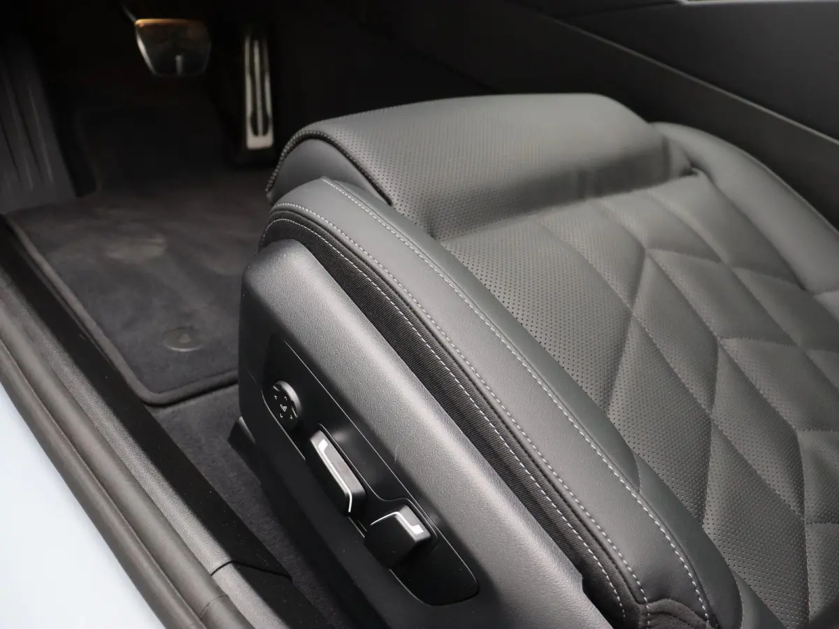 eDrive40 M Sport Edition | Innovation Pack | Travel Pack | Comfort Pack | Trekhaak | Panoramadak | Comfortstoelen + Stoelventilatie | Driving Assistant Plus | Bowers & Wilkins | 21'' Perform