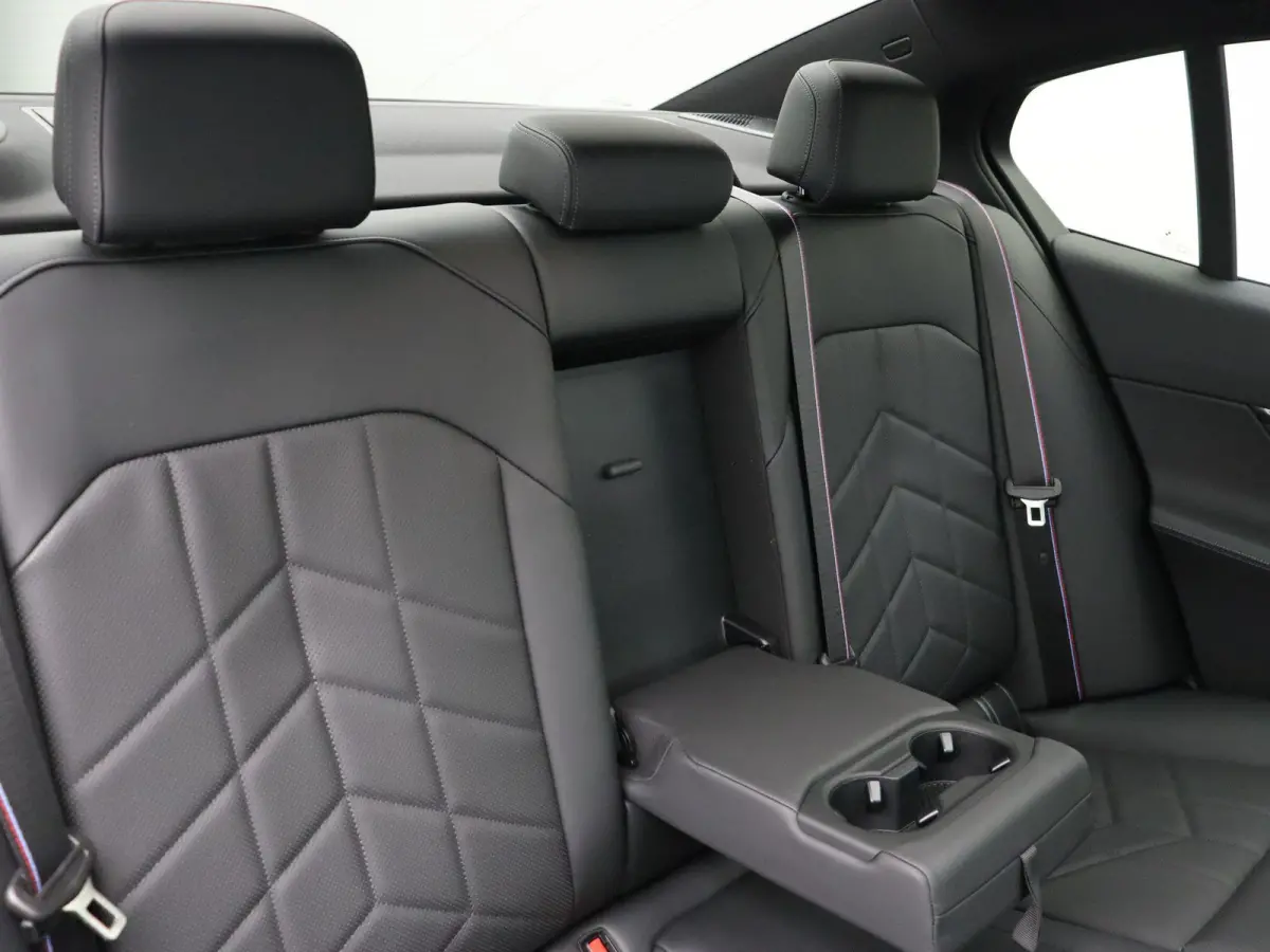 eDrive40 M Sport Edition | Innovation Pack | Travel Pack | Comfort Pack | Trekhaak | Panoramadak | Comfortstoelen + Stoelventilatie | Driving Assistant Plus | Bowers & Wilkins | 21'' Perform