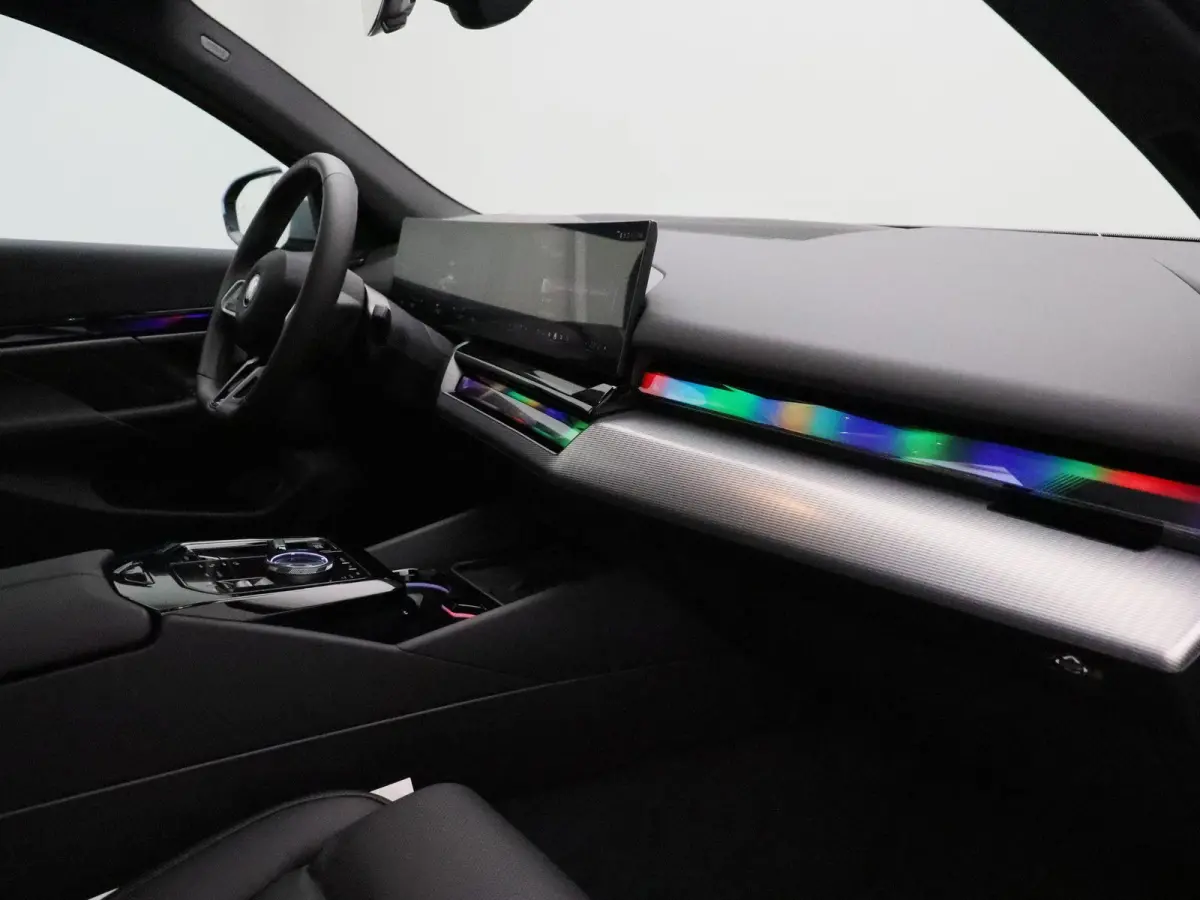 eDrive40 M Sport Edition | Innovation Pack | Travel Pack | Comfort Pack | Trekhaak | Panoramadak | Comfortstoelen + Stoelventilatie | Driving Assistant Plus | Bowers & Wilkins | 21'' Perform