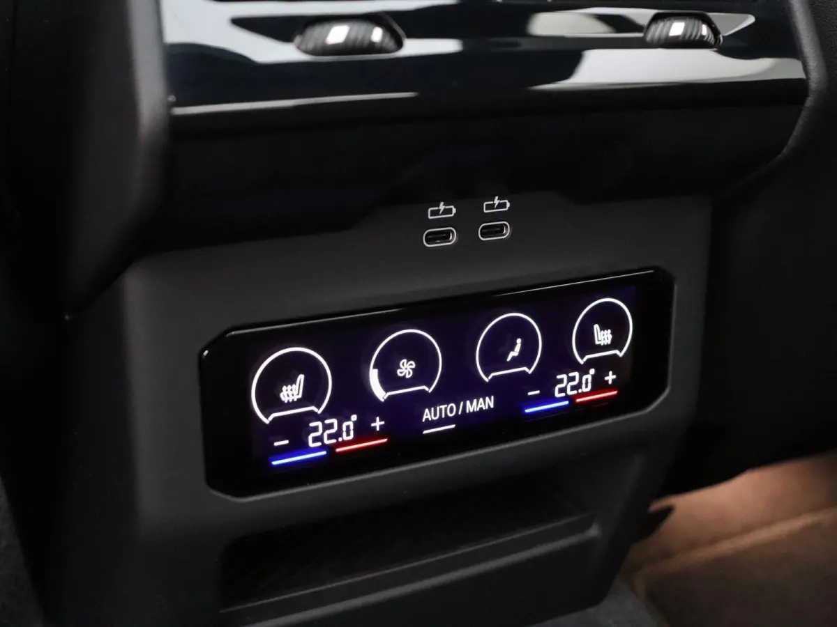 eDrive40 M Sport Edition | Innovation Pack | Travel Pack | Comfort Pack | Trekhaak | Panoramadak | Comfortstoelen + Stoelventilatie | Driving Assistant Plus | Bowers & Wilkins | 21'' Perform
