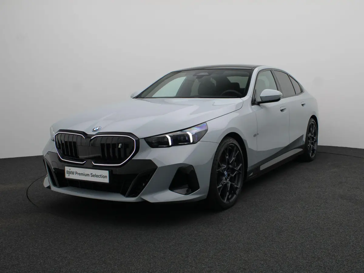 eDrive40 M Sport Edition | Innovation Pack | Travel Pack | Comfort Pack | Trekhaak | Panoramadak | Comfortstoelen + Stoelventilatie | Driving Assistant Plus | Bowers & Wilkins | 21'' Perform
