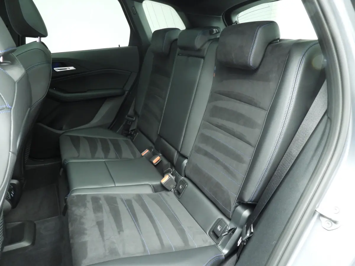 218i | M-Sportpakket | LED | Navigatie | Trekhaak | Panoramadak | Sportstoelen | DAB | Harman-kardon sound | Alu 18 inch