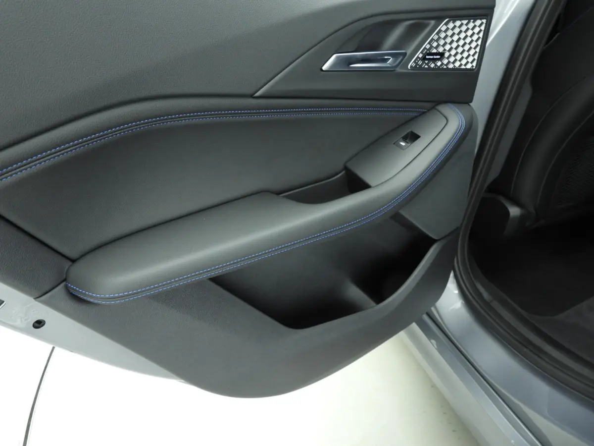 218i | M-Sportpakket | LED | Navigatie | Trekhaak | Panoramadak | Sportstoelen | DAB | Harman-kardon sound | Alu 18 inch