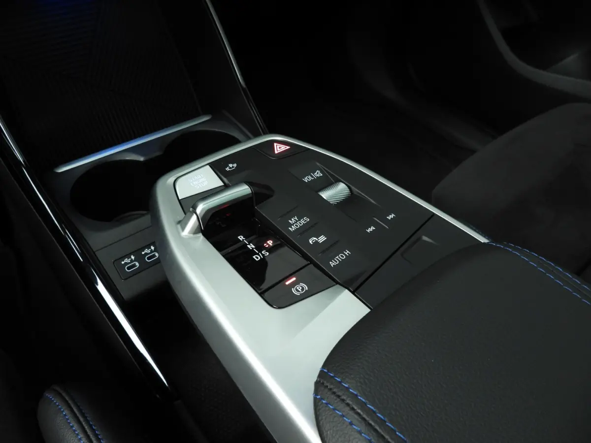 218i | M-Sportpakket | LED | Navigatie | Trekhaak | Panoramadak | Sportstoelen | DAB | Harman-kardon sound | Alu 18 inch