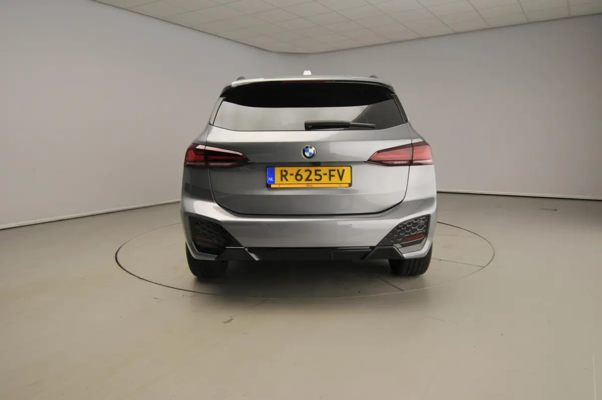 218i | M-Sportpakket | LED | Navigatie | Trekhaak | Panoramadak | Sportstoelen | DAB | Harman-kardon sound | Alu 18 inch