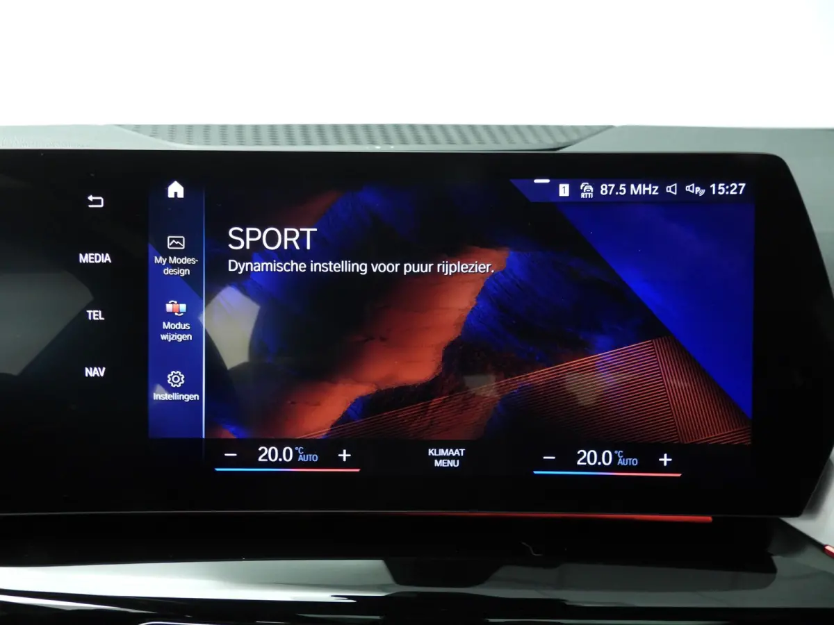 218i | M-Sportpakket | LED | Navigatie | Trekhaak | Panoramadak | Sportstoelen | DAB | Harman-kardon sound | Alu 18 inch