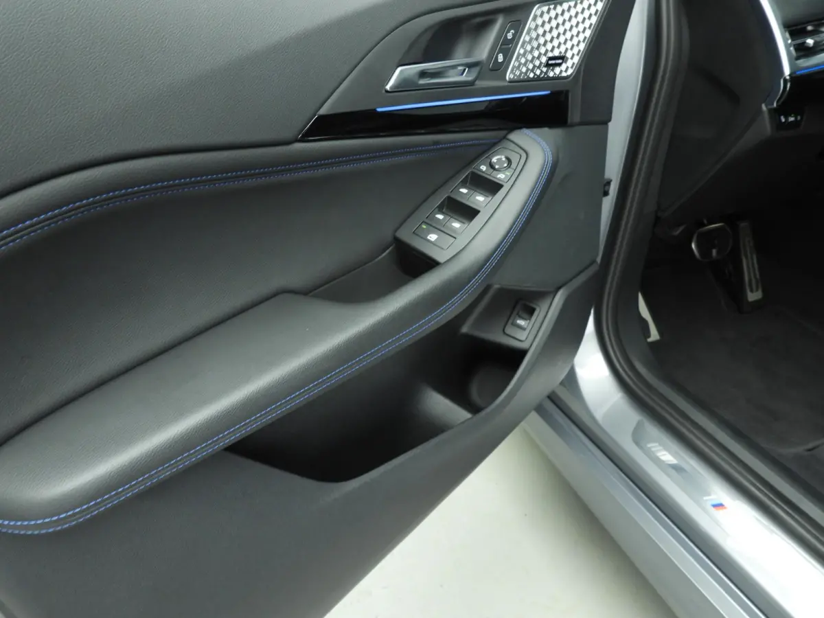 218i | M-Sportpakket | LED | Navigatie | Trekhaak | Panoramadak | Sportstoelen | DAB | Harman-kardon sound | Alu 18 inch