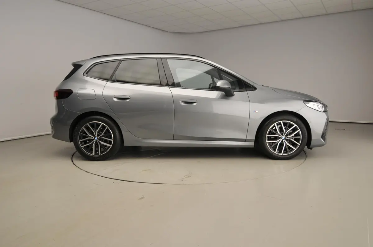 218i | M-Sportpakket | LED | Navigatie | Trekhaak | Panoramadak | Sportstoelen | DAB | Harman-kardon sound | Alu 18 inch