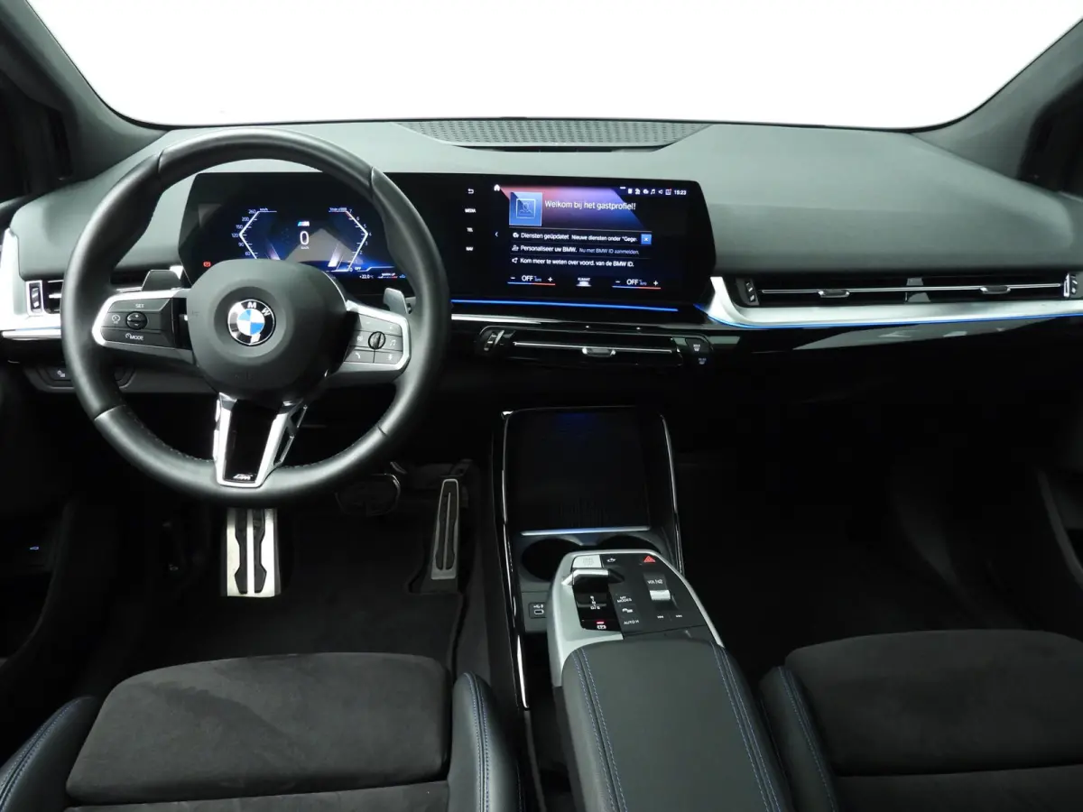 218i | M-Sportpakket | LED | Navigatie | Trekhaak | Panoramadak | Sportstoelen | DAB | Harman-kardon sound | Alu 18 inch