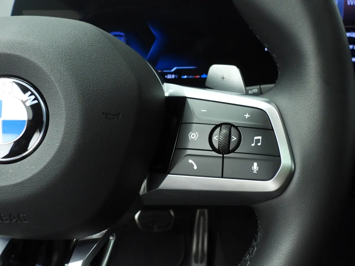 218i | M-Sportpakket | LED | Navigatie | Trekhaak | Panoramadak | Sportstoelen | DAB | Harman-kardon sound | Alu 18 inch