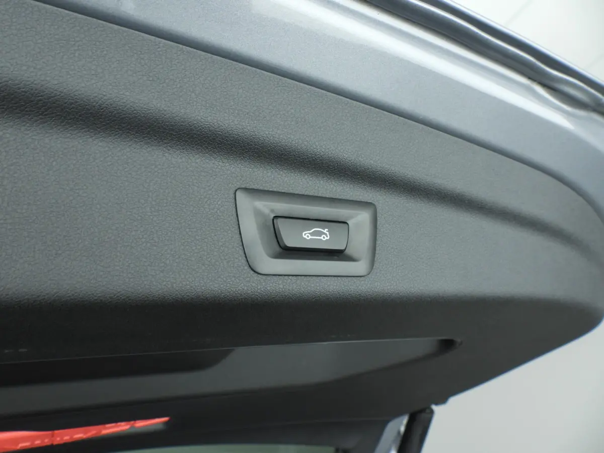 218i | M-Sportpakket | LED | Navigatie | Trekhaak | Panoramadak | Sportstoelen | DAB | Harman-kardon sound | Alu 18 inch
