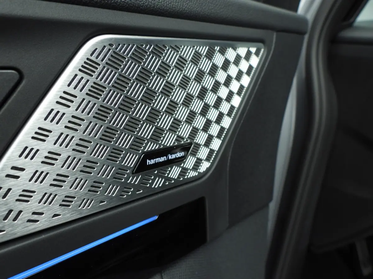 218i | M-Sportpakket | LED | Navigatie | Trekhaak | Panoramadak | Sportstoelen | DAB | Harman-kardon sound | Alu 18 inch