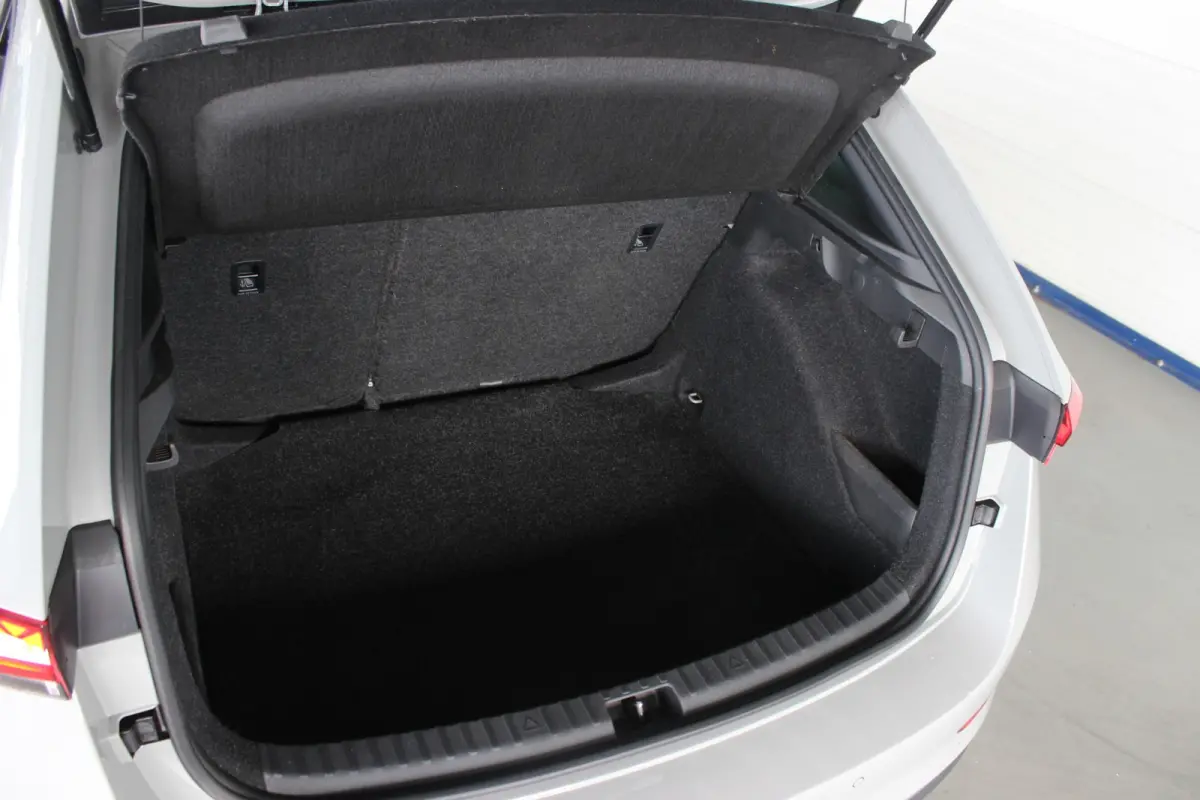 1.0 TSI Sport Business Steel Grey | Carplay | Sportstoelen | Carplay | Clima | LED | Bluetooth | Cruise | 18" LMV | PDC