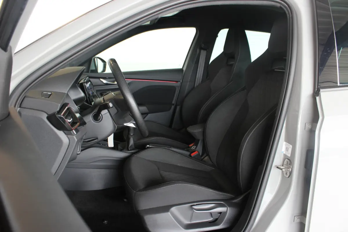 1.0 TSI Sport Business Steel Grey | Carplay | Sportstoelen | Carplay | Clima | LED | Bluetooth | Cruise | 18" LMV | PDC