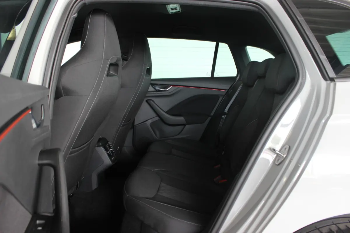 1.0 TSI Sport Business Steel Grey | Carplay | Sportstoelen | Carplay | Clima | LED | Bluetooth | Cruise | 18" LMV | PDC