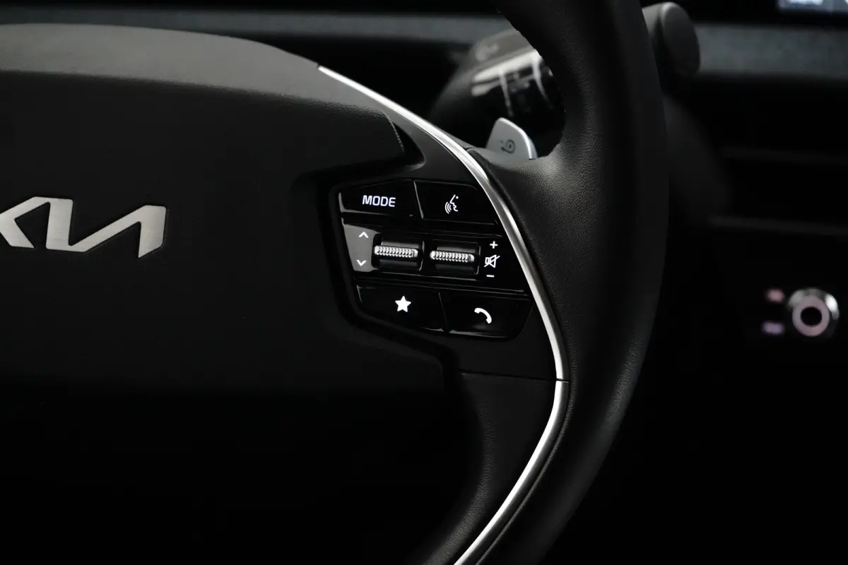 Edition 77.4 kWh | Stoelverwarming | Camera | Apple Carplay | Adap. Cruise | Leder | BTW-Auto