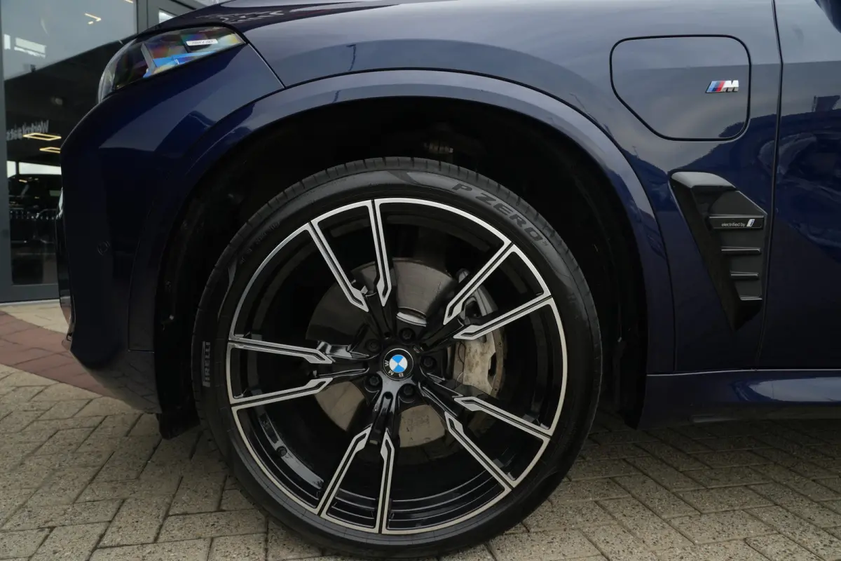 xDrive50e M Sport | 489 PK | Pano | HUD | 360° | Luchtvering | BMW X5 xDrive50e M Sport 489 PK Plug-in Hybrid met 3.0 zescilinder, xDrive, luchtvering, panoramadak, Head-Up Display, 360° c