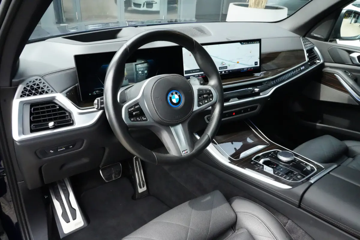 xDrive50e M Sport | 489 PK | Pano | HUD | 360° | Luchtvering | BMW X5 xDrive50e M Sport 489 PK Plug-in Hybrid met 3.0 zescilinder, xDrive, luchtvering, panoramadak, Head-Up Display, 360° c