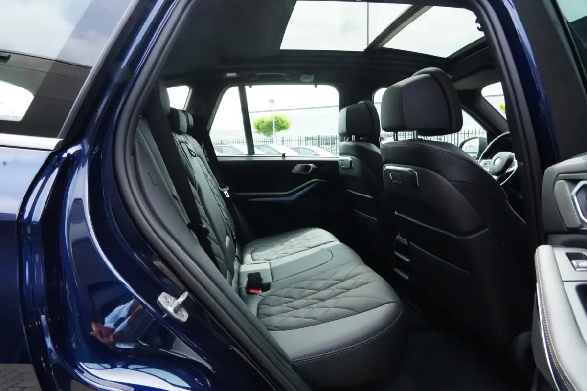 xDrive50e M Sport | 489 PK | Pano | HUD | 360° | Luchtvering | BMW X5 xDrive50e M Sport 489 PK Plug-in Hybrid met 3.0 zescilinder, xDrive, luchtvering, panoramadak, Head-Up Display, 360° c