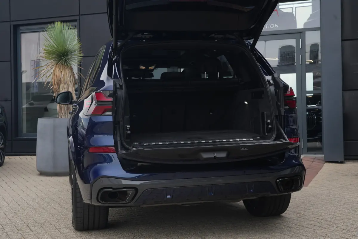 xDrive50e M Sport | 489 PK | Pano | HUD | 360° | Luchtvering | BMW X5 xDrive50e M Sport 489 PK Plug-in Hybrid met 3.0 zescilinder, xDrive, luchtvering, panoramadak, Head-Up Display, 360° c
