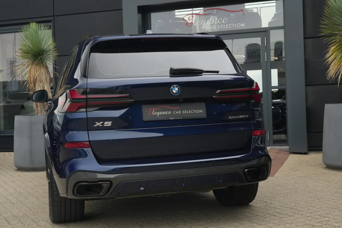 xDrive50e M Sport | 489 PK | Pano | HUD | 360° | Luchtvering | BMW X5 xDrive50e M Sport 489 PK Plug-in Hybrid met 3.0 zescilinder, xDrive, luchtvering, panoramadak, Head-Up Display, 360° c
