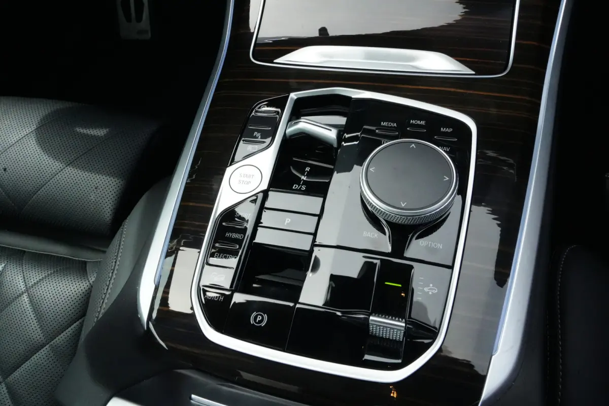 xDrive50e M Sport | 489 PK | Pano | HUD | 360° | Luchtvering | BMW X5 xDrive50e M Sport 489 PK Plug-in Hybrid met 3.0 zescilinder, xDrive, luchtvering, panoramadak, Head-Up Display, 360° c