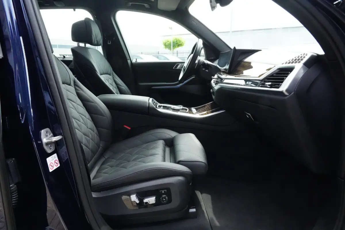 xDrive50e M Sport | 489 PK | Pano | HUD | 360° | Luchtvering | BMW X5 xDrive50e M Sport 489 PK Plug-in Hybrid met 3.0 zescilinder, xDrive, luchtvering, panoramadak, Head-Up Display, 360° c