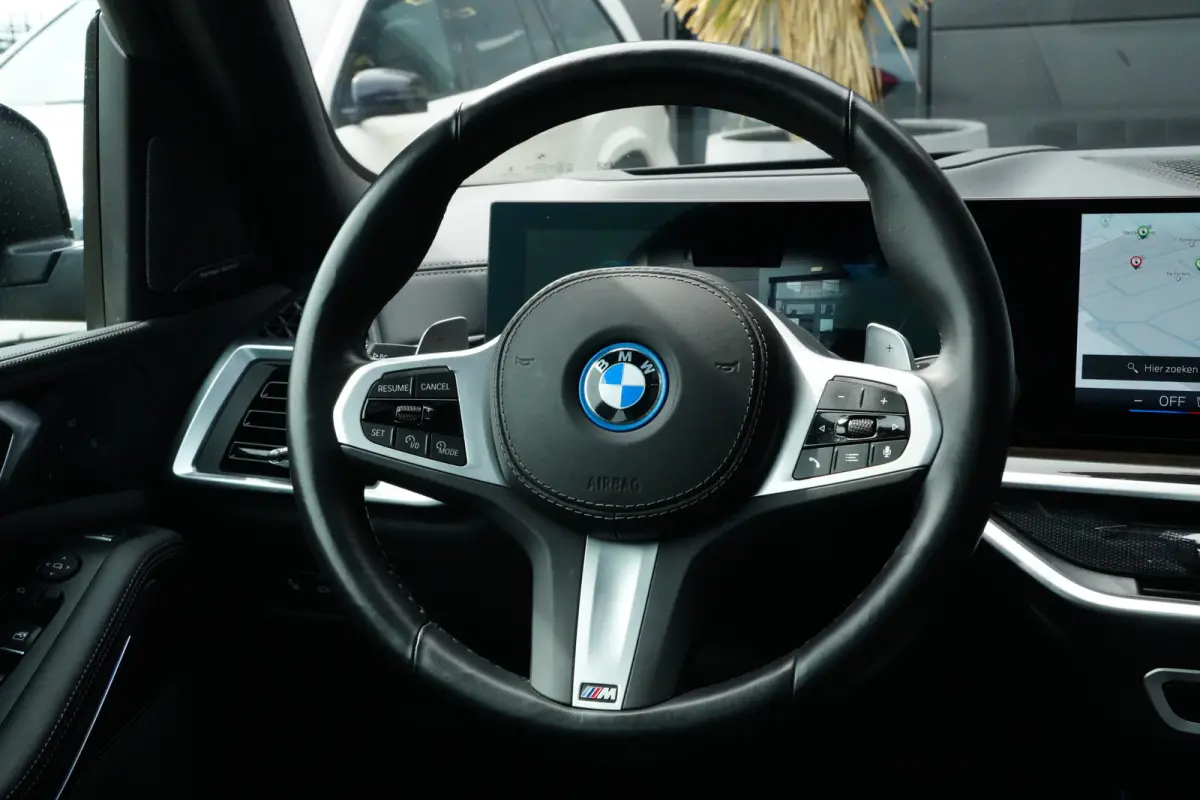 xDrive50e M Sport | 489 PK | Pano | HUD | 360° | Luchtvering | BMW X5 xDrive50e M Sport 489 PK Plug-in Hybrid met 3.0 zescilinder, xDrive, luchtvering, panoramadak, Head-Up Display, 360° c