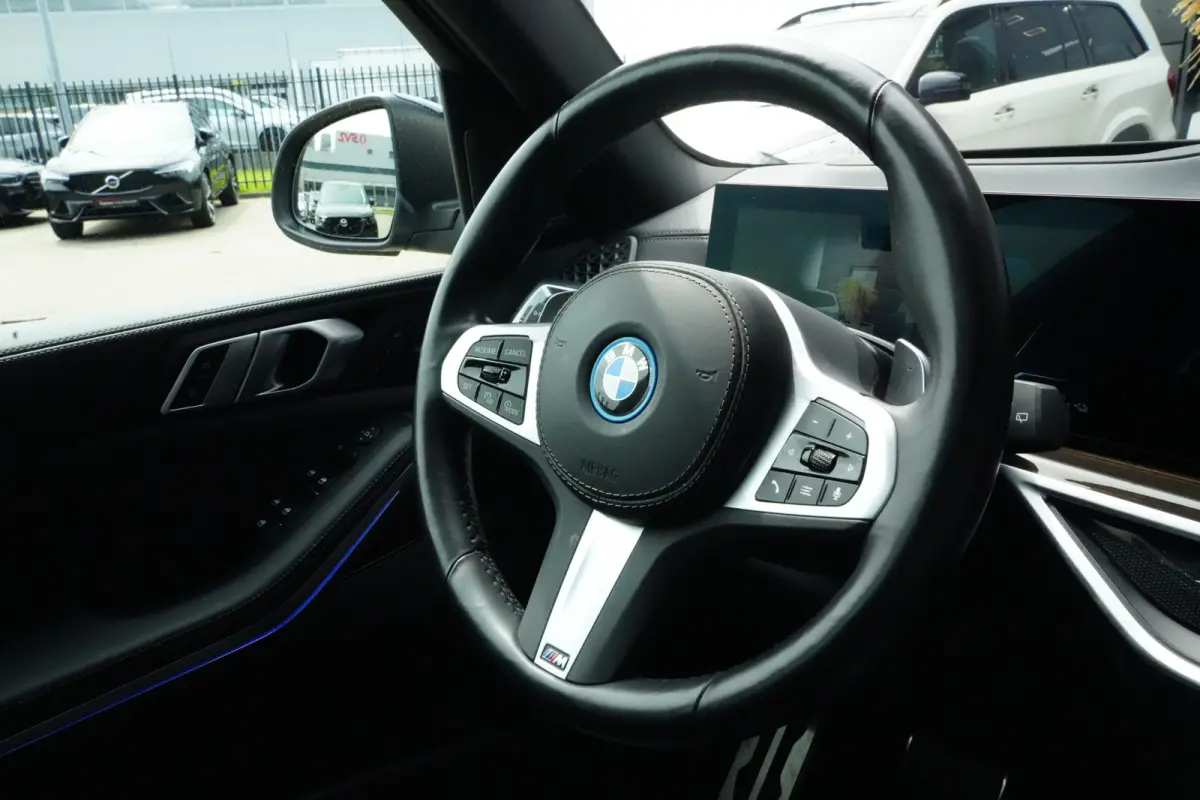 xDrive50e M Sport | 489 PK | Pano | HUD | 360° | Luchtvering | BMW X5 xDrive50e M Sport 489 PK Plug-in Hybrid met 3.0 zescilinder, xDrive, luchtvering, panoramadak, Head-Up Display, 360° c