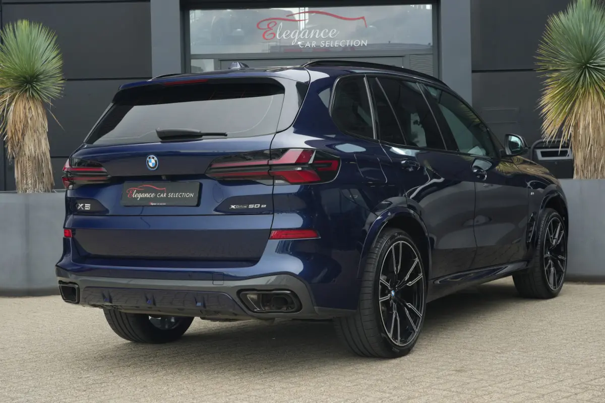 xDrive50e M Sport | 489 PK | Pano | HUD | 360° | Luchtvering | BMW X5 xDrive50e M Sport 489 PK Plug-in Hybrid met 3.0 zescilinder, xDrive, luchtvering, panoramadak, Head-Up Display, 360° c