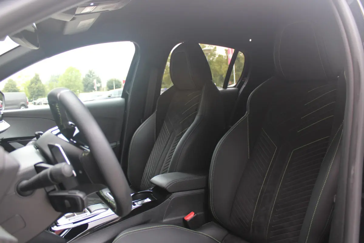1.2 Hybrid 145PK AUTOMAAT GT PACK | ELEKTRISCH BEDIENBARE BESTUURDERSSTOEL MET MASSAGE FUNCTIE | ALCANTARA BEKLEDING | STOEL VERWARMING | ADAPTIVE CRUISE CONTROL | DAB+ RADIO | APPLE CARPLAY