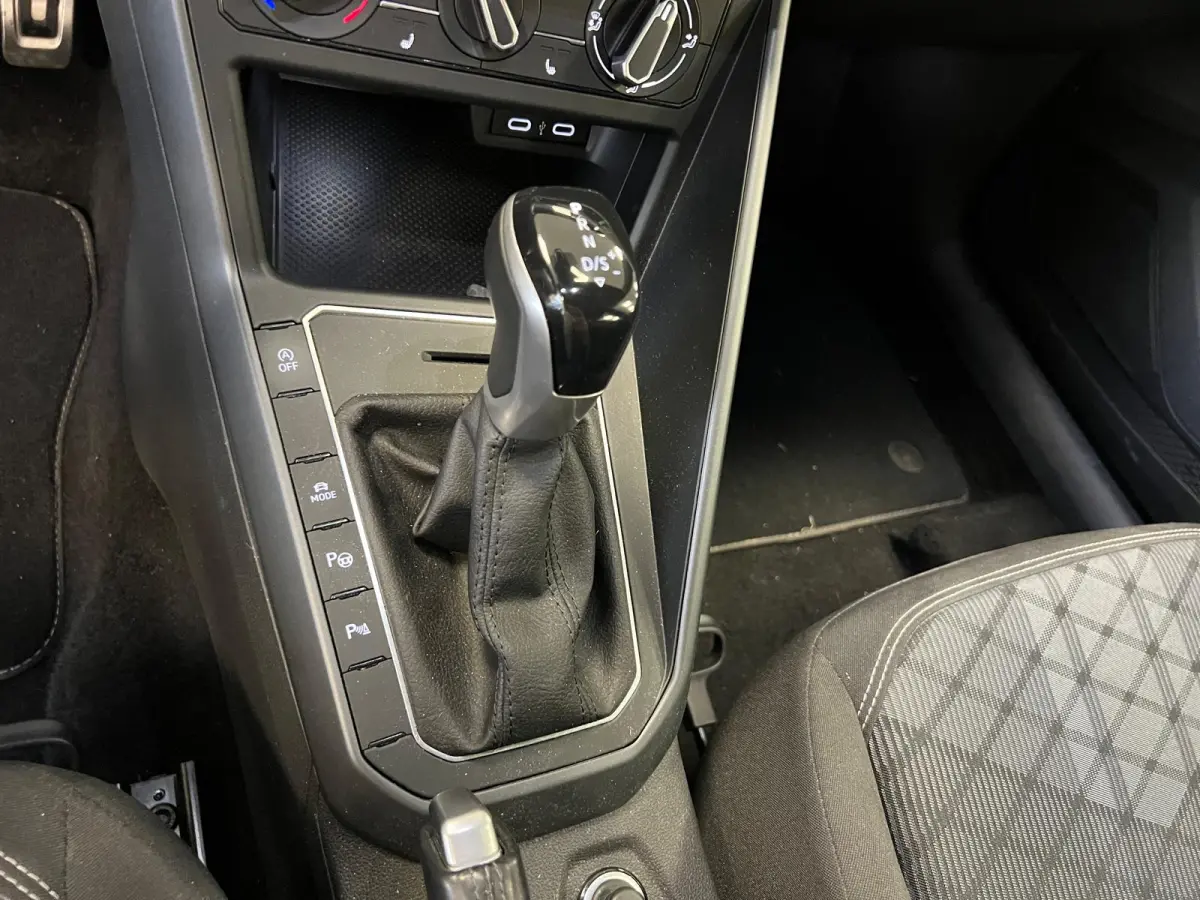 1.0 TSI R-LINE - AUTOMAAT - Business / Stoelverw. / Trekh. /