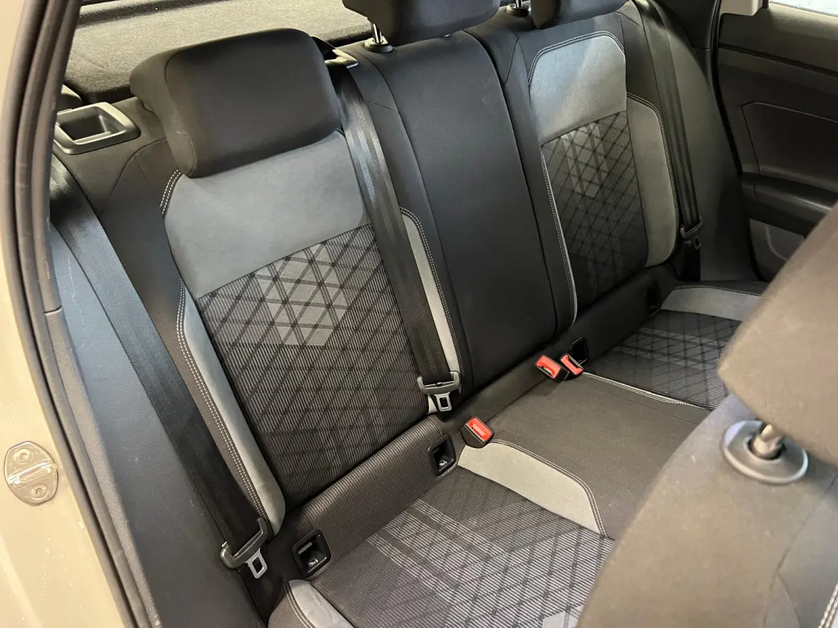 1.0 TSI R-LINE - AUTOMAAT - Business / Stoelverw. / Trekh. /