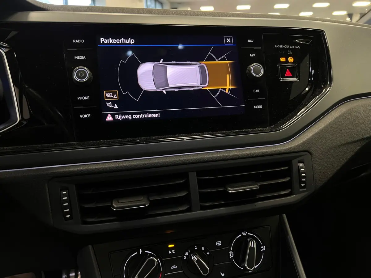 1.0 TSI R-LINE - AUTOMAAT - Business / Stoelverw. / Trekh. /