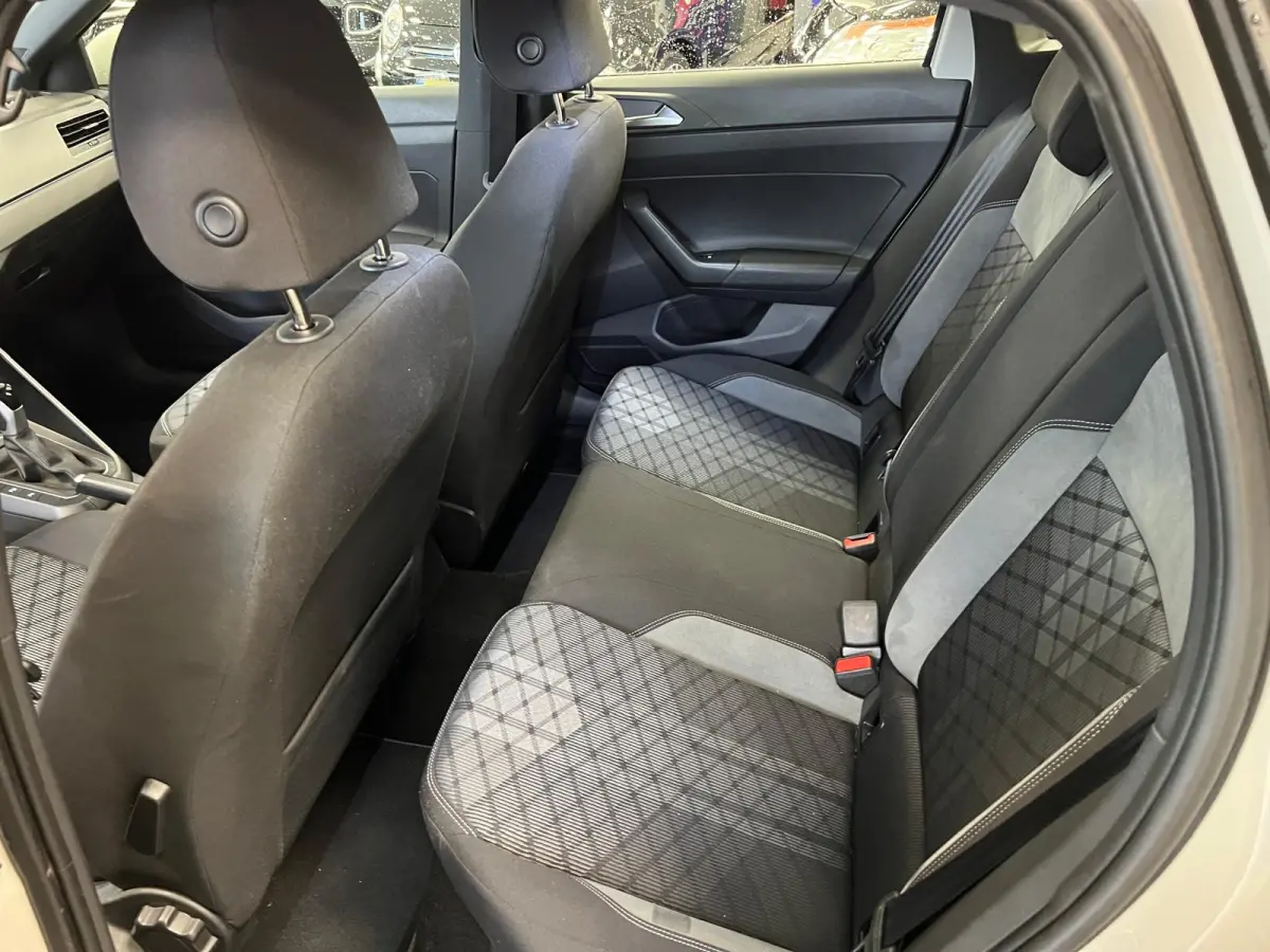 1.0 TSI R-LINE - AUTOMAAT - Business / Stoelverw. / Trekh. /
